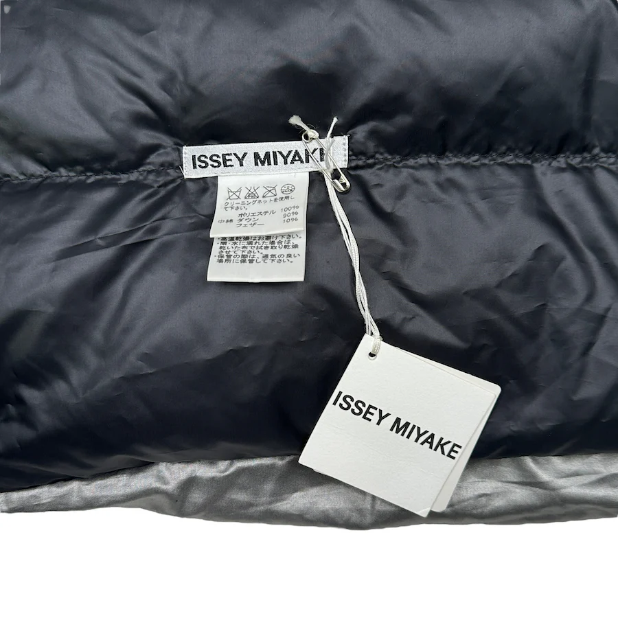 (NEW) ISSEY MIYAKE PUFFER DOWN SCARF - SILVER / BLACK - Image 3
